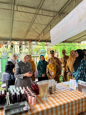 Bunda Indah  Kunjungi  dan Apresiasi Kelompok Asman Toga Rosella Tempeh Lor.