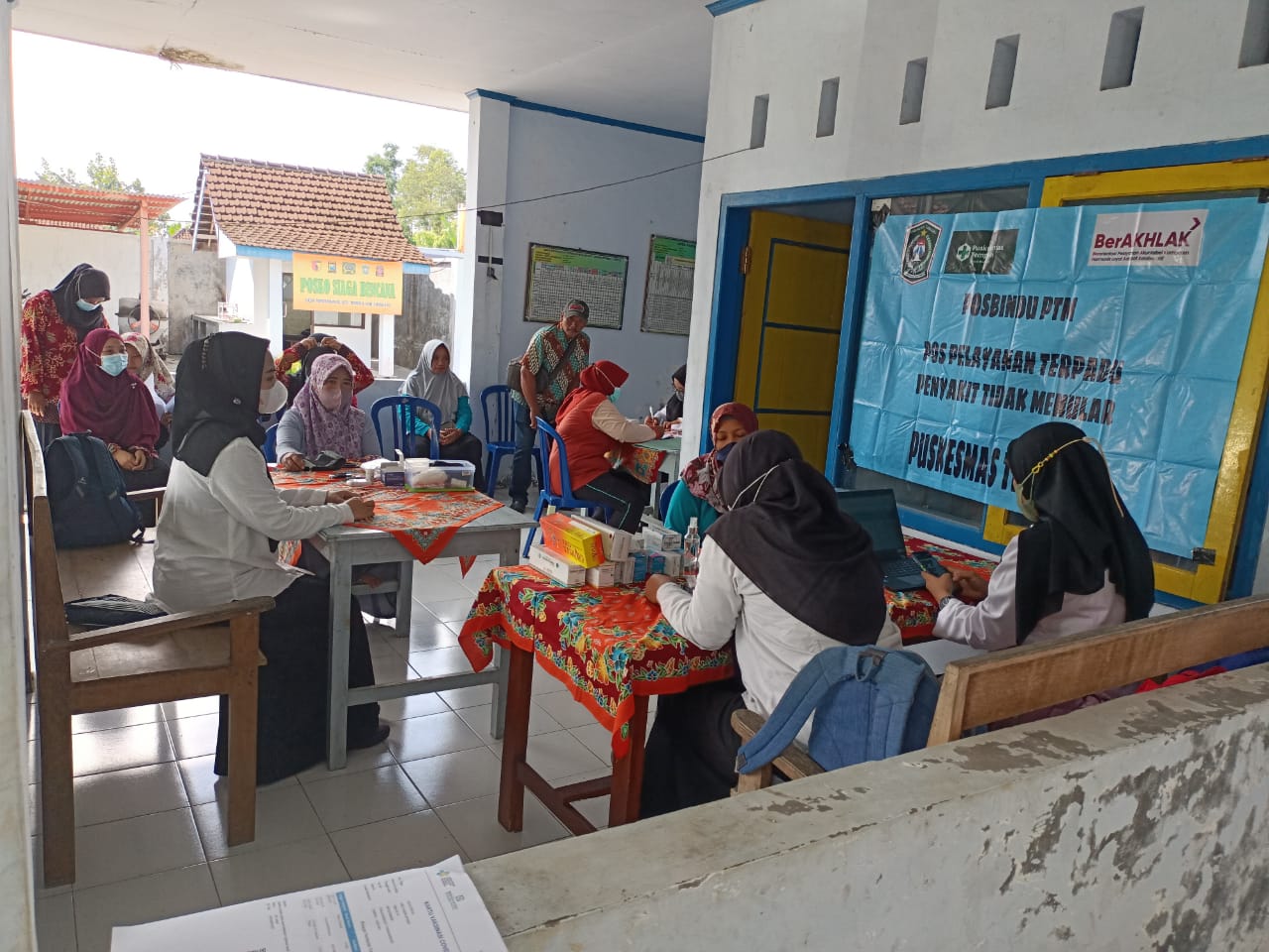 PASTIKAN KESEHATAN PERANGKAT DESA, PUSKESMAS TEMPEH GELAR POSBINDU PTM DI DESA PANDANWANGI 